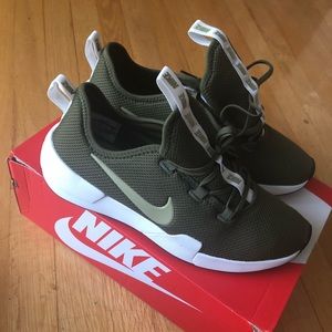 Women’s Nike Ashin Size 11